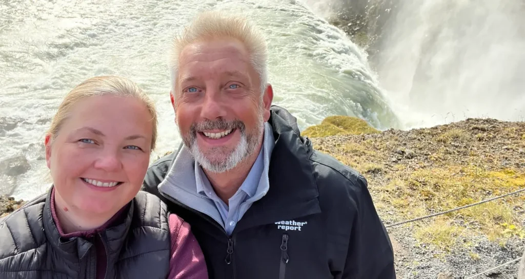 Heidi og Henrik i naturen med vandfald i baggrunden