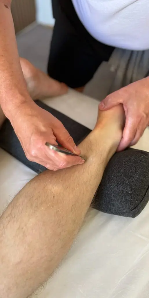 kramper i benene eller nervesmerter kan behandles med muskelterapi